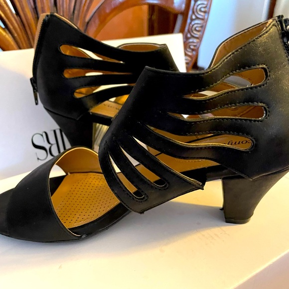 COMFORTVIEW BLACK SHOES WITH STRAPS ACROSS AND ELASTIC FOR COMFORT ZIPPER BACK - Picture 2 of 9